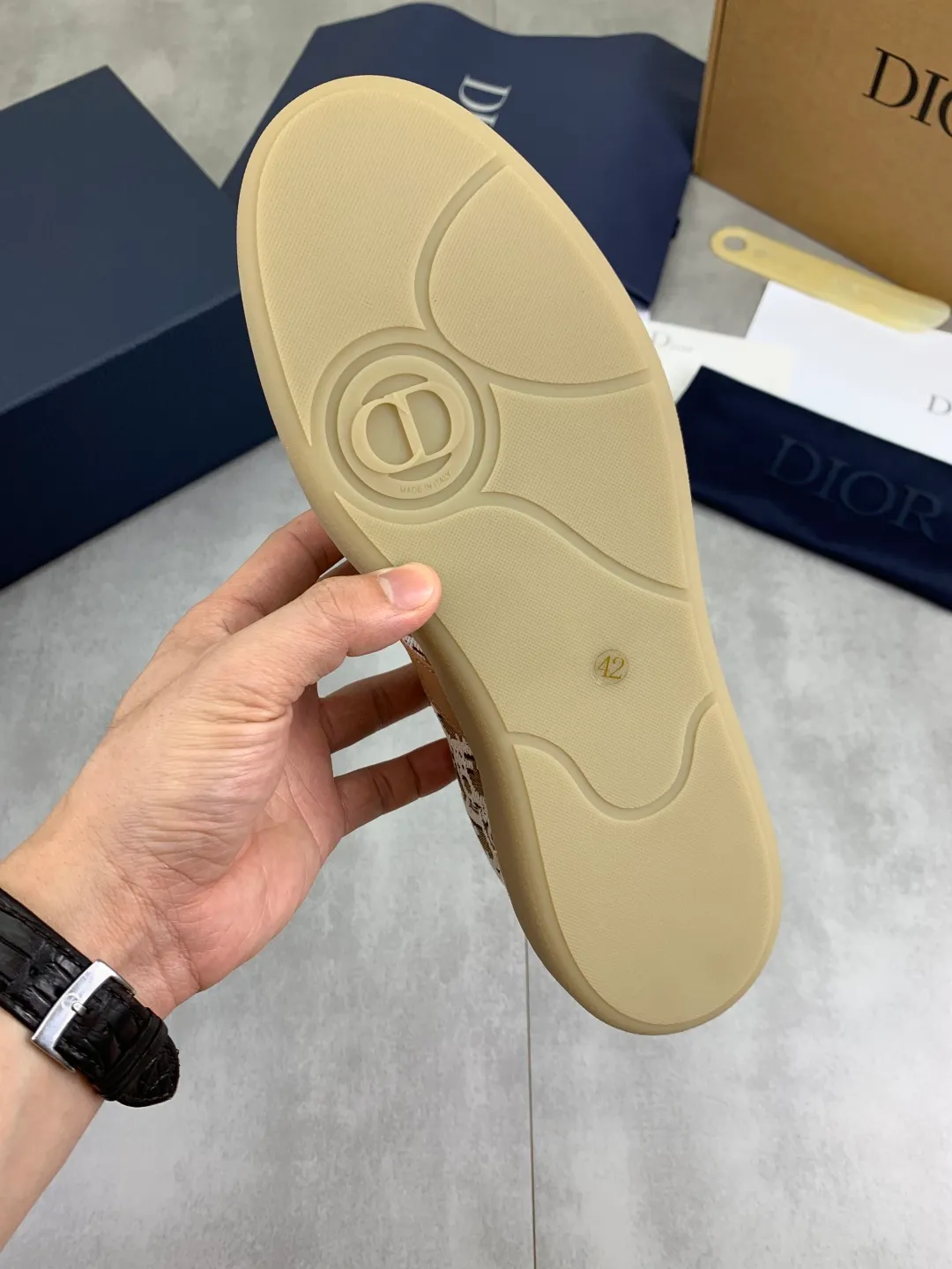 Men's men's shoes 💰P542 New Dior B01 top version of moral training shoes! ! ! White first-layer cowhide, fully oiled upper, original TPU molded outsole. New to the Fall 2025 collection, this sneaker marks the return of Dior’s classic style, reinterpreted in a stylish and elegant silhouette. Crafted from white smooth first-grain cowhide with a tonal silk sheepskin lining, it features the Dior logo on the tongue and inner sides, and a CD icon on the heel. Paired with Tpu anti-slip soles of the same color, it can be matched with various styles to create a sophisticated look.  Code number: 39-45 Complete package with airplane box